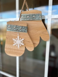 Cedar mittens door decor